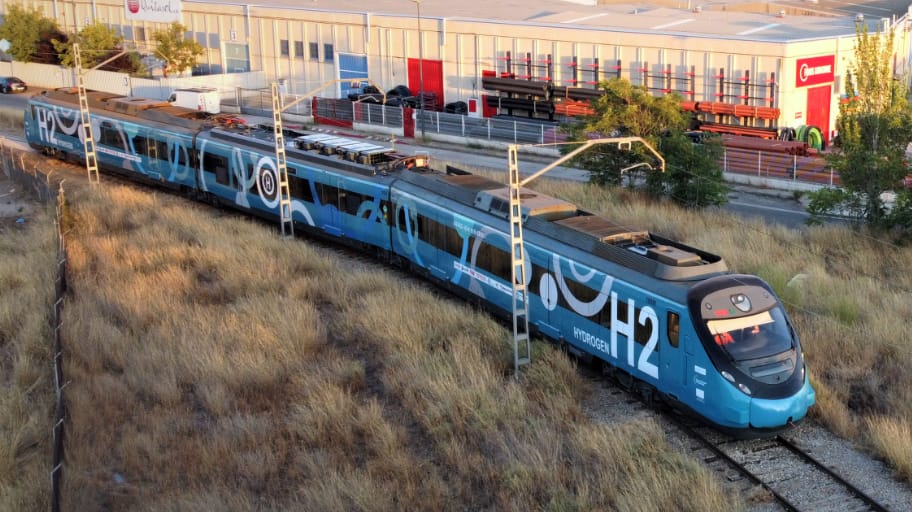 Comboio movido a hidrogénio chega esta madrugada à estação de Darque