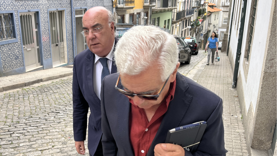 Teia arranca com cinco arguidos em silêncio e Miguel Costa Gomes a rejeitar responsabilid...